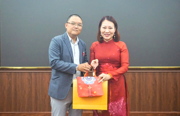 PGS.TS Phan Thị Hồng Xuân, Viện trưởng Viện Nghiên cứu Khoa học Xã hội và Nhân văn trao quà cảm ơn Thạc sĩ Trần Triệu Quân, báo cáo viên tập huấn.