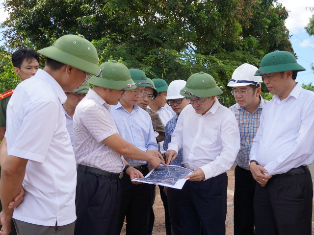 Phó Chủ tịch UBND tỉnh Phan Phong Phú kiểm tra tiến độ thực hiện các công trình thuộc Dự án BIIG2. Phó Chủ tịch UBND tỉnh Phan Phong Phú kiểm tra tiến độ thực hiện các công trình thuộc Dự án BIIG2.