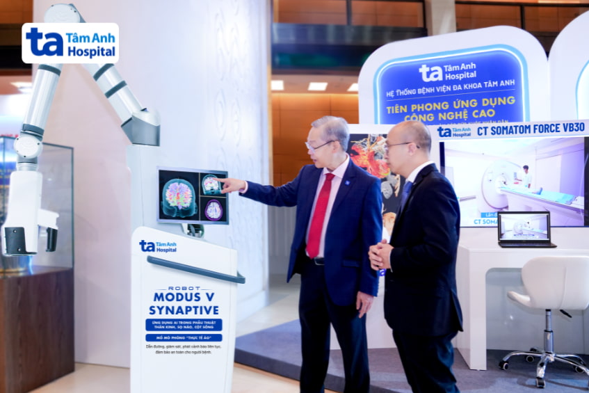 Chuyên gia giới thiệu robot phẫu thuật Modus V Synaptive ứng dụng AI tại triển lãm công nghệ y tế