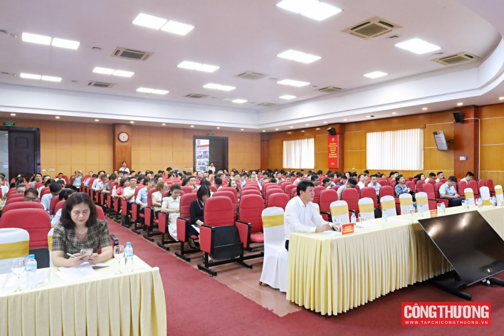 Tập huấn về ứng dụng trí tuệ nhân tạo (AI) cho cán bộ các cấp ủy và cơ quan Đảng trên cả nước 2 Tập huấn ứng dụng trí tuệ nhân tạo (AI) cho cán bộ các cấp ủy và cơ quan Đảng