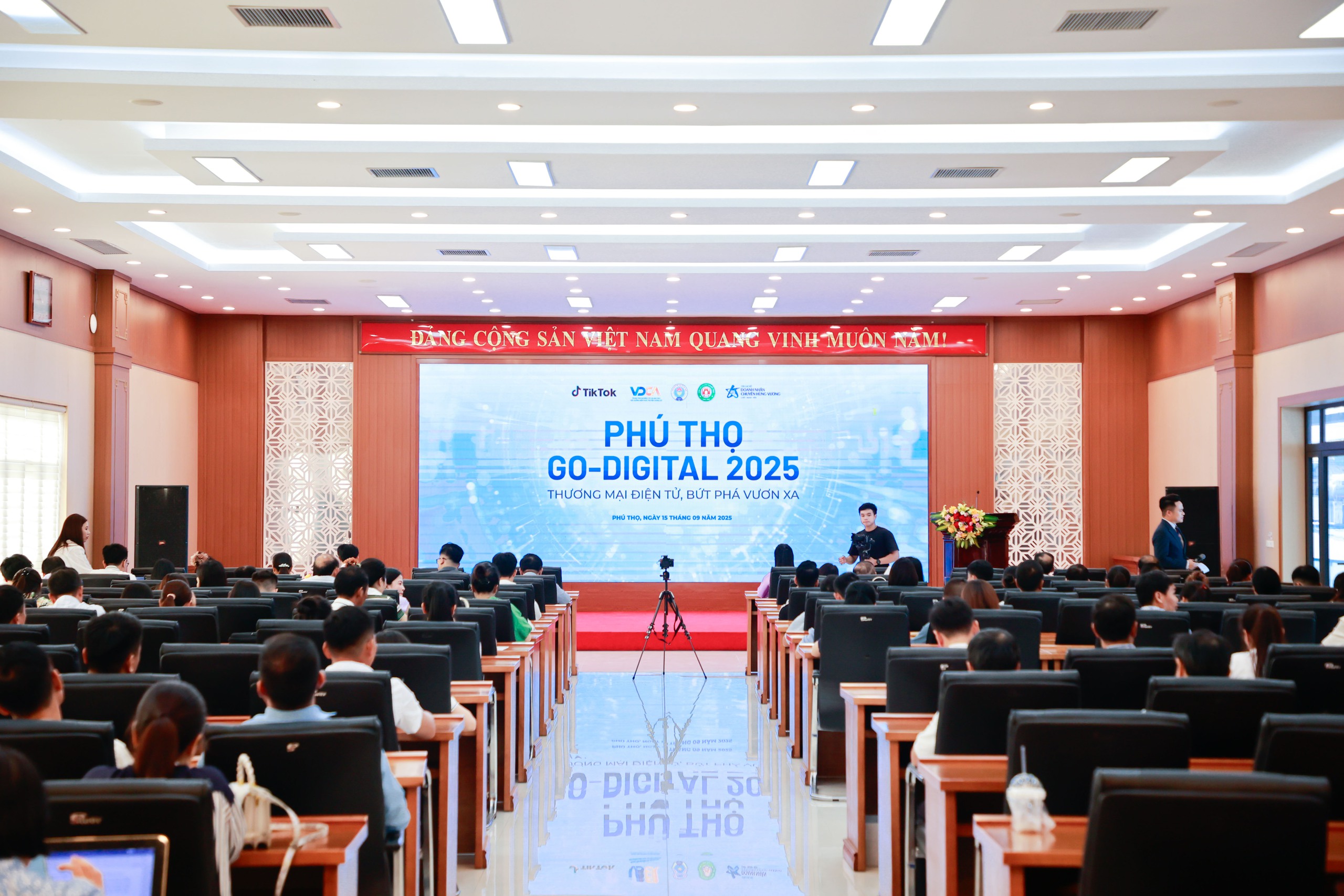 Nông dân học livestream, bứt phá cùng thương mại điện tử- Ảnh 1.