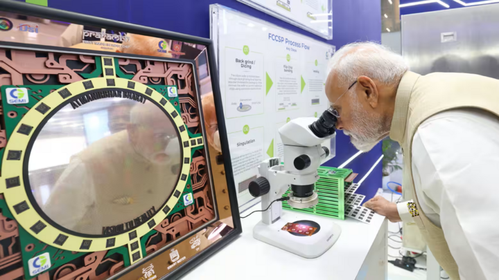 Công ty AI đền bù số tiền kỷ lục về bản quyền cho tác giả sách 2 Thủ tướng Ấn Độ Narendra Modi đang xem một con chip được sản xuất tại Ấn Độ trong chuyến thăm triển lãm Semicon India ở New Delhi ngày 3/9. (Nguồn: PIB)