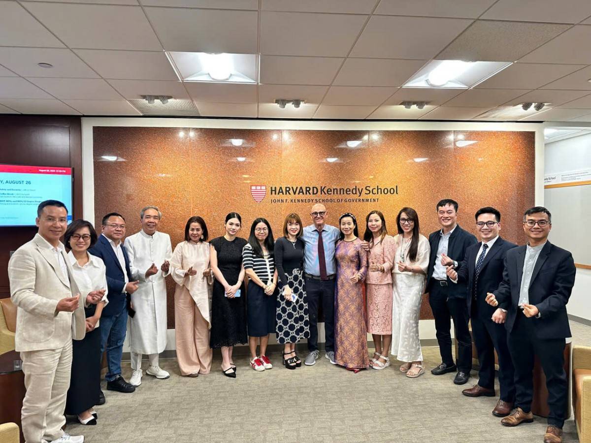 Thầy Nguyễn Tiệp cùng các lãnh đạo tập đoàn, doanh nghiệp giao lưu học hỏi xu hướng tương lai của AI tại Havard Kennedy School, Hoa Kỳ.