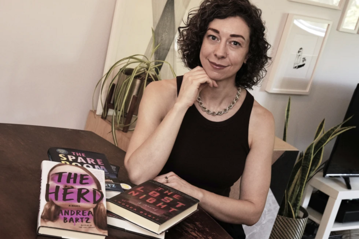 Công ty AI đền bù số tiền kỷ lục về bản quyền cho tác giả sách 1 Tiểu thuyết gia truyện kinh dị Andrea Bartz và những tác phẩm của bà. (Nguồn: AP)