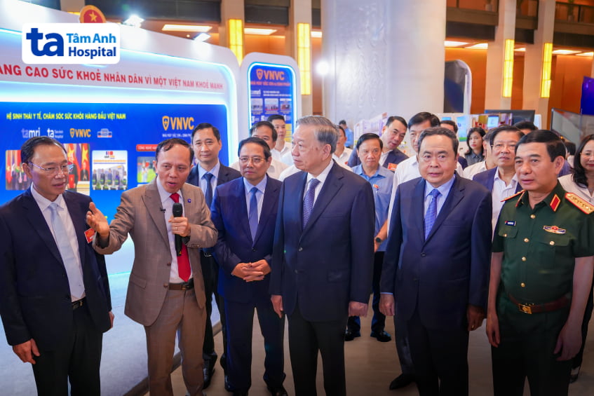 Đại biểu và lãnh đạo cấp cao tham quan khu trưng bày công nghệ y tế của Bệnh viện Tâm Anh tại Quốc hội