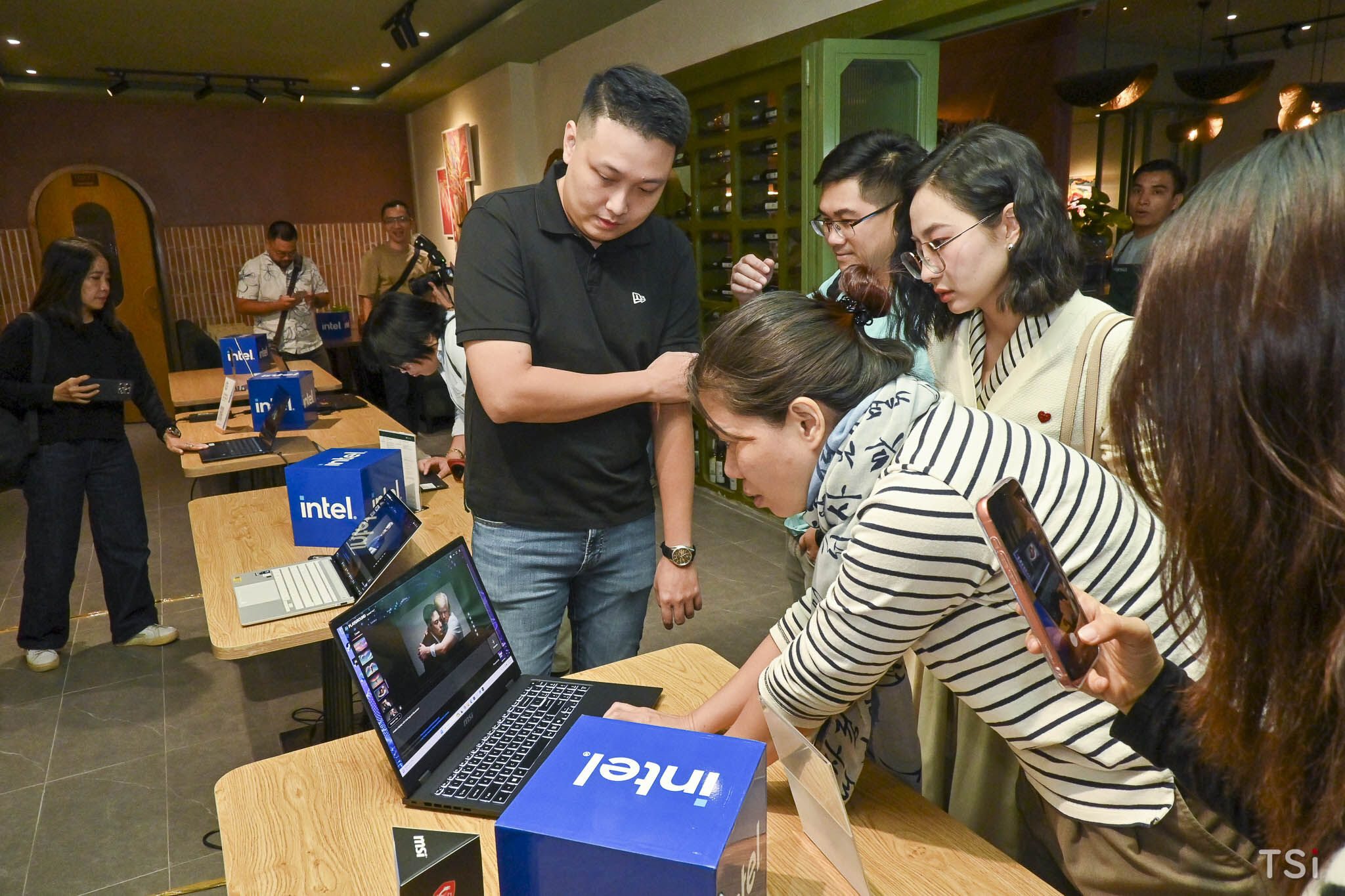 Intel trình diễn các tính năng thực tế của AI PC dành cho người dùng
