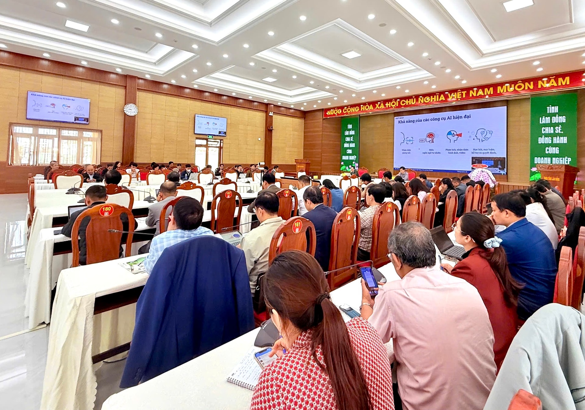 Hội nghị toàn quốc tập huấn ứng dụng trí tuệ nhân tạo cho các cấp ủy Đảng 6 z6992239843508_a65d7a381282886901e70a6df0623a85.jpg
