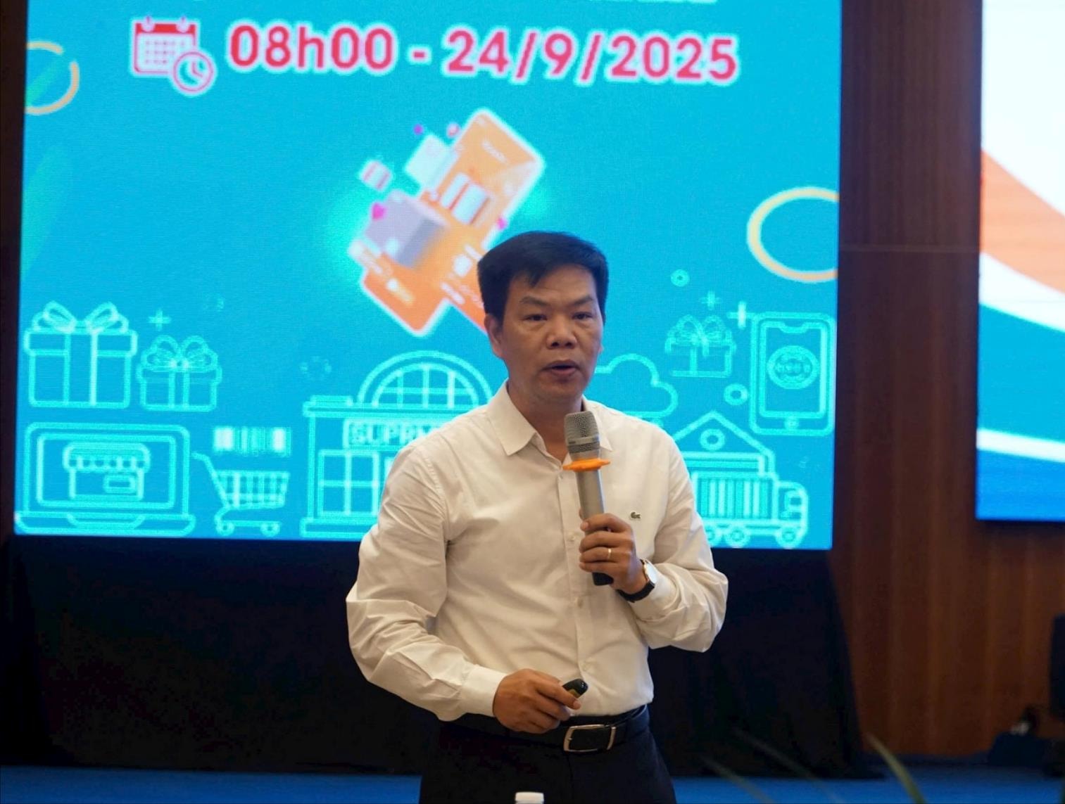 Ông Nguyễn Hữu Tuấn, Giám đốc Trung tâm Phát triển Thương mại điện tử và Công nghệ số, Cục Thương mại điện tử và Kinh tế số chia sẻ tại hội thảo. Ảnh: VĂN HOÀNG