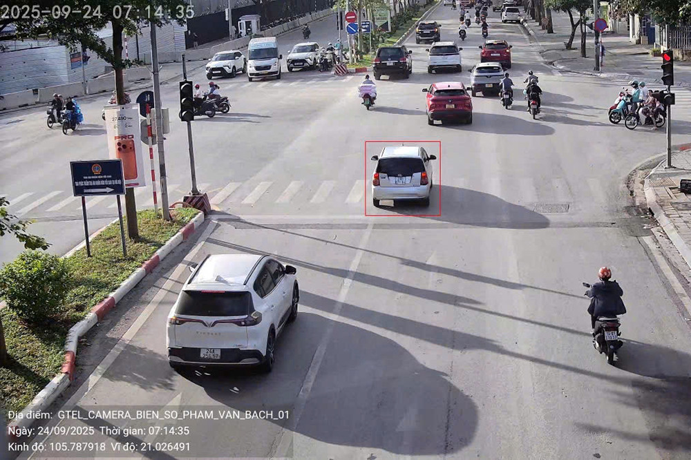 Bất ngờ camera AI ở Hà Nội ghi nhận 1.400 ô tô, xe máy vượt đèn đỏ trong 12 tiếng