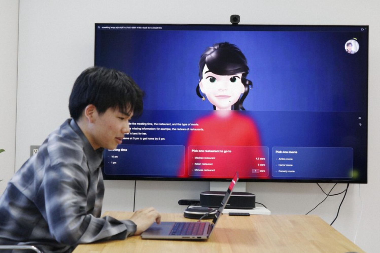 Một học sinh thực hành hội thoại tiếng Anh với AI do công ty khởi nghiệp Equmenopolis phát triển. Ảnh: Kyodo