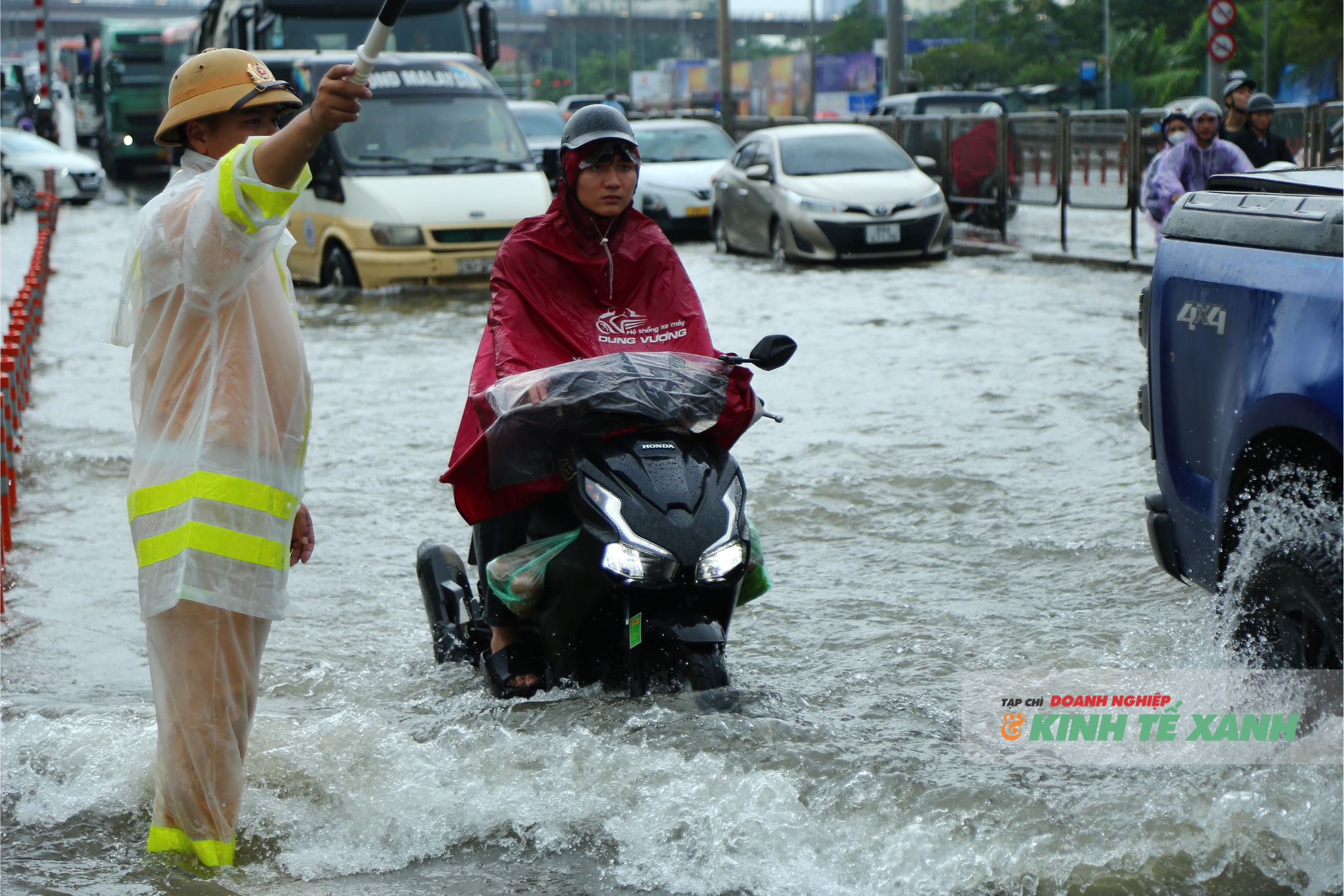 Nghề “cửu vạn thời mưa bão”, kiếm tiền triệu/ngày tại Hà Nội 5 1-1759819158.png