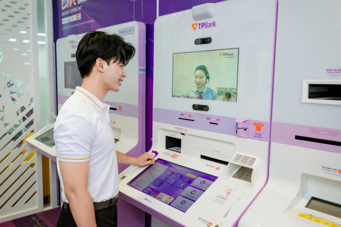 TPBank nhận giải chuyển đổi số xuất sắc 2 Khách hàng kết nối trực tiếp với tư vấn viên qua các quầy LiveBank 24/7. Ảnh: TPBank