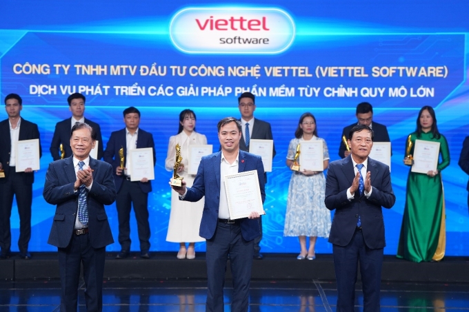 Viettel Software vinh danh tại Giải thưởng Chuyển đổi số Việt Nam ở Hà Nội 1 Ông Trần Văn Bằng (giữa), Phó giám đốc Viettel Software tại buổi lễ vinh danh và trao giải. Ảnh: Viettel