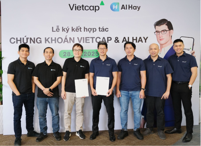 Vietcap hợp tác AI Hay phát triển chatbot tài chính 1 Đại diện Vietcap và AI Hay tại lễ ký hợp tác. Ảnh: Vietcap