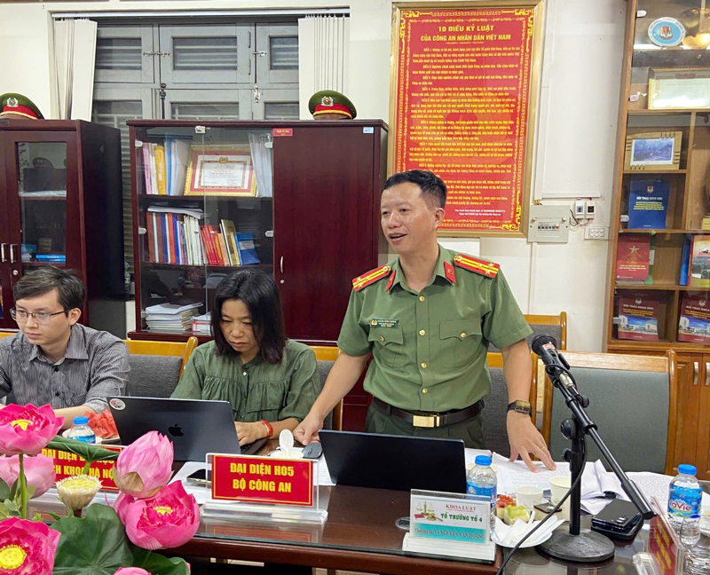 Thượng tá Hoàng Sông Hương trình bày tham luận