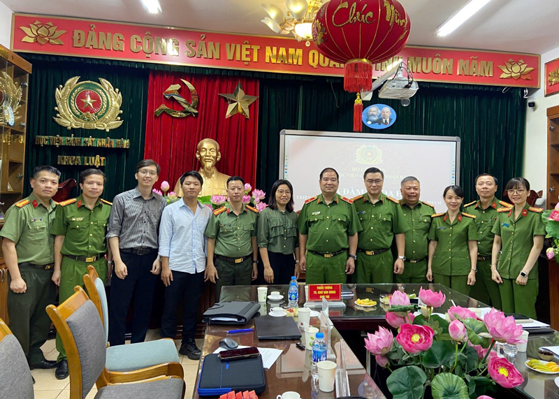 Các đại biểu chụp ảnh tại toạ đàm
