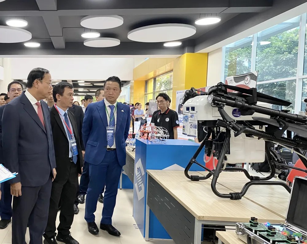 Công nghệ AI - Yếu tố then chốt để phát triển kinh tế số - Tạp chí Kinh tế 3 Nhiều sản phẩm công nghệ quan trọng được giới thiệu tại hội nghị. Ảnh: TL