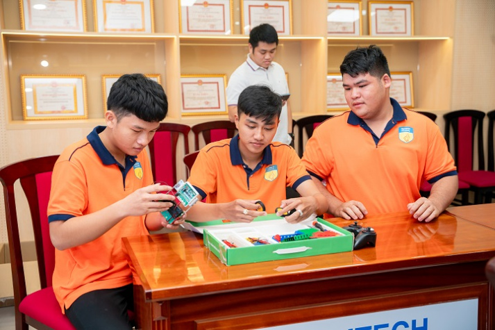 Cùng sinh viên VKIT khám phá mô hình giáo dục thông minh trong kỷ nguyên AI 3 Cùng sinh viên VKIT khám phá mô hình giáo dục thông minh trong kỷ nguyên AI 42