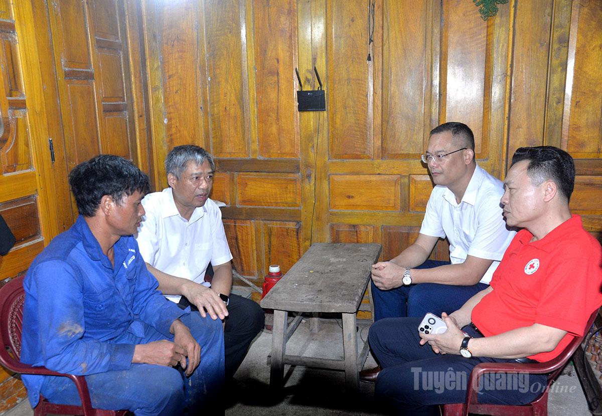 Đồng chí Nguyễn Hồng Trang, Phó Bí thư Thường trực chuyên trách các cơ quan Đảng tỉnh thăm hỏi, động viên gia đình thân nhân nạn nhân bị lũ cuốn trôi tại xã Quang Bình.