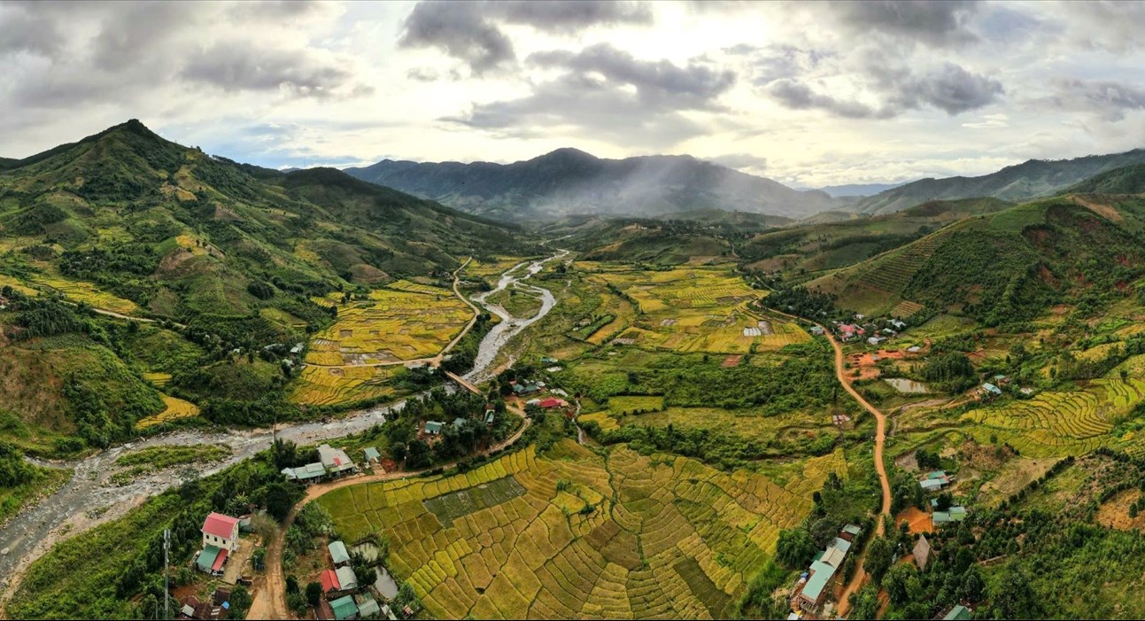 Cảnh quan thiên nhiên hùng vỹ cũng được các bạn trẻ vùng đồng bào DTTS tỉnh Quảng Ngãi giới thiệu đến du khách thông qua các nền tảng mạng xã hội  Cảnh quan thiên nhiên hùng vỹ cũng được các bạn trẻ vùng đồng bào DTTS tỉnh Quảng Ngãi giới thiệu đến du khách thông qua các nền tảng mạng xã hội