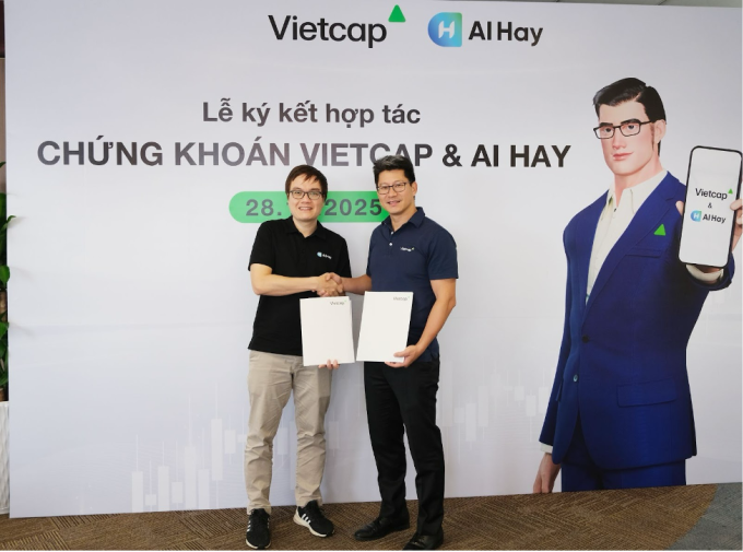 Vietcap hợp tác AI Hay phát triển chatbot tài chính 2 Ông Nhan Tuấn, Giám đốc điều hành Vietcap (phải) và ông Nguyễn Hoàng Hiệp, Giám đốc vận hành AI Hay tại lễ ký. Ảnh: Vietcap
