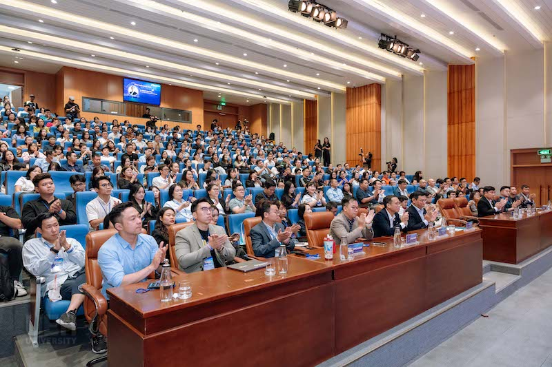 20251019221239 ueh dong hanh cung hiep hoi thuong mai dien tu viet nam to chuc vietnam online market