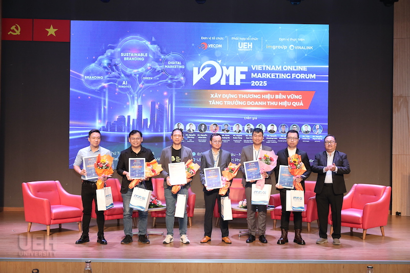 20251019222042 ueh dong hanh cung hiep hoi thuong mai dien tu viet nam to chuc vietnam online market