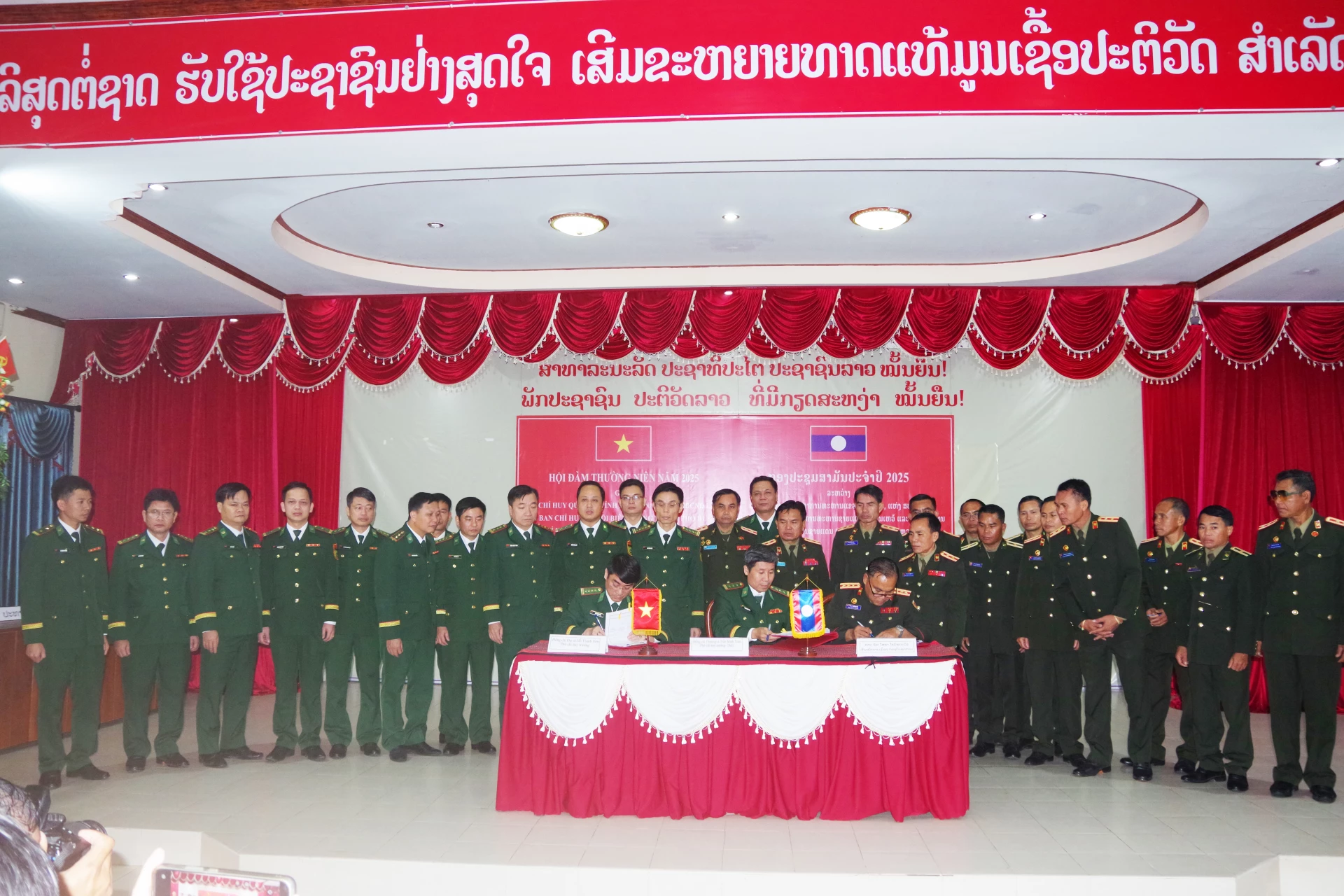 Nâng cao hiệu quả quản lý, bảo vệ biên giới giữa tỉnh Quảng Trị, TP. Huế và tỉnh Salavan 1 Ba đơn vị ký kết Biên bản hội đàm - Ảnh: H.N