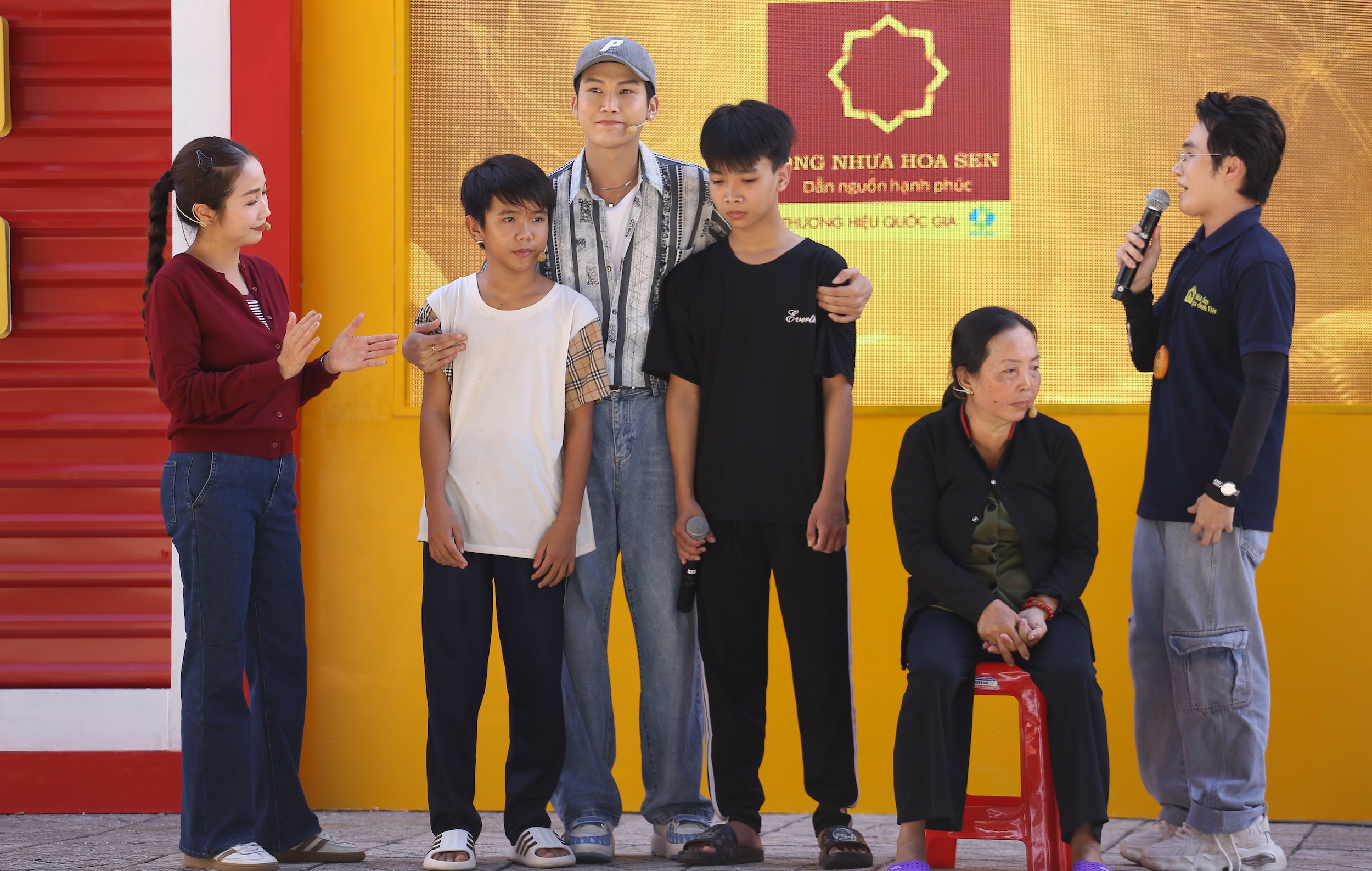 Cậu bé mồ côi bắt ếch kiếm tiền phụ giúp bà 8 Em Trọng Khang: Cậu bé mồ côi và những đêm bắt ếch kiếm tiền phụ giúp bà - Ảnh 8.