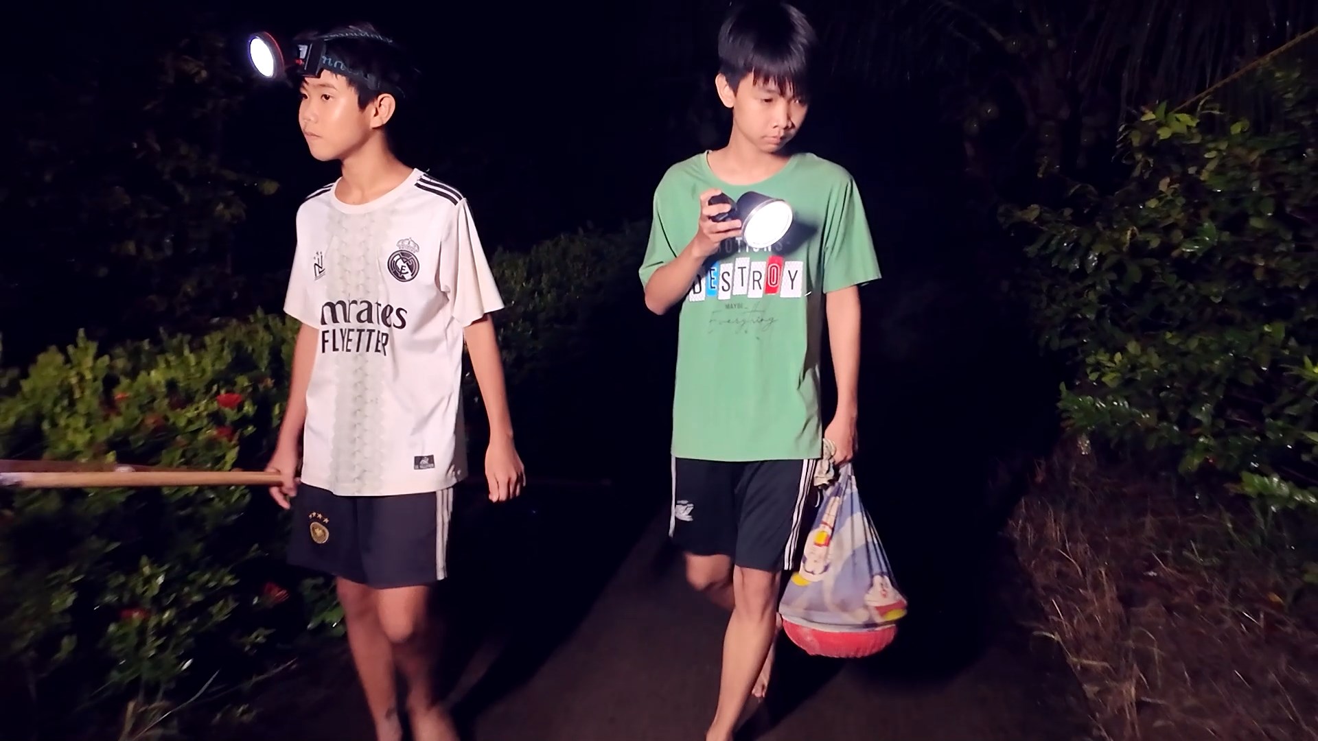 Cậu bé mồ côi bắt ếch kiếm tiền phụ giúp bà 6 Em Trọng Khang: Cậu bé mồ côi và những đêm bắt ếch kiếm tiền phụ giúp bà - Ảnh 6.