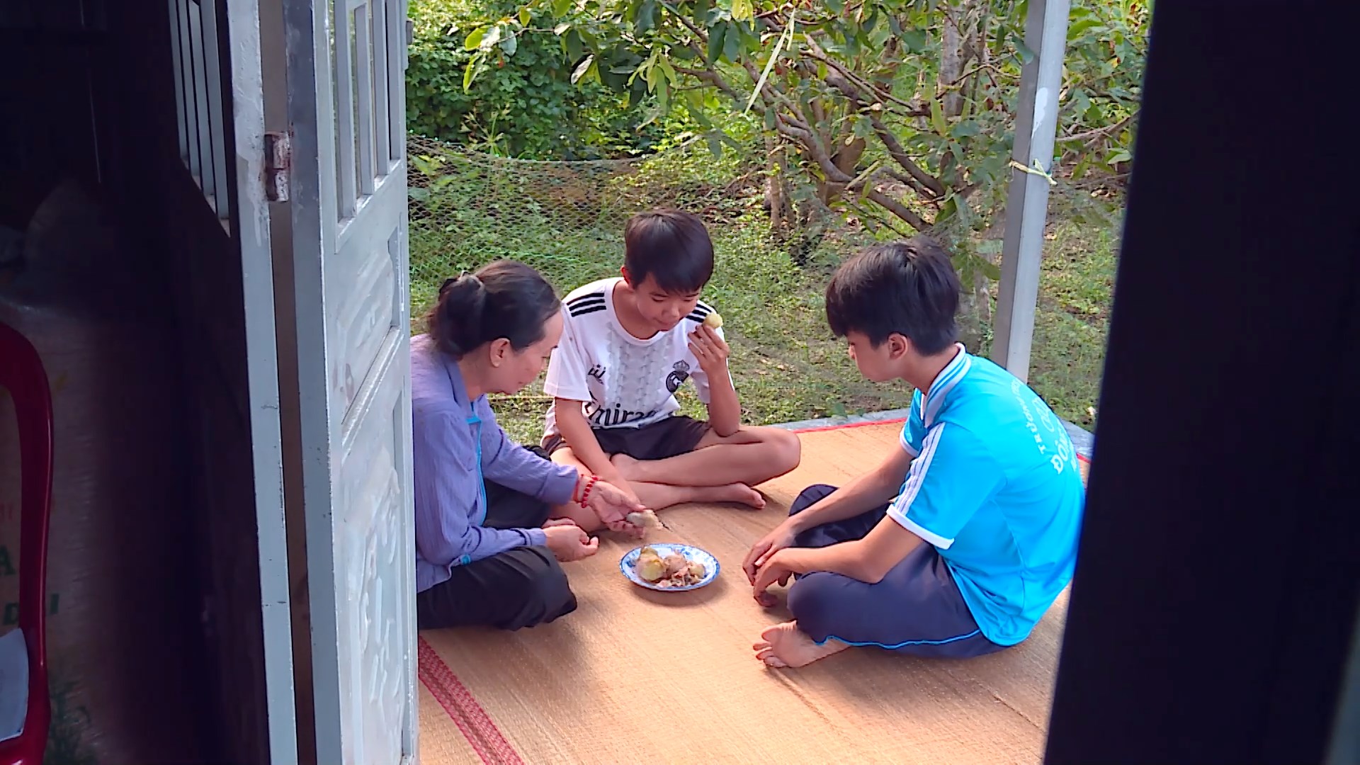 Cậu bé mồ côi bắt ếch kiếm tiền phụ giúp bà 3 Em Trọng Khang: Cậu bé mồ côi và những đêm bắt ếch kiếm tiền phụ giúp bà - Ảnh 3.