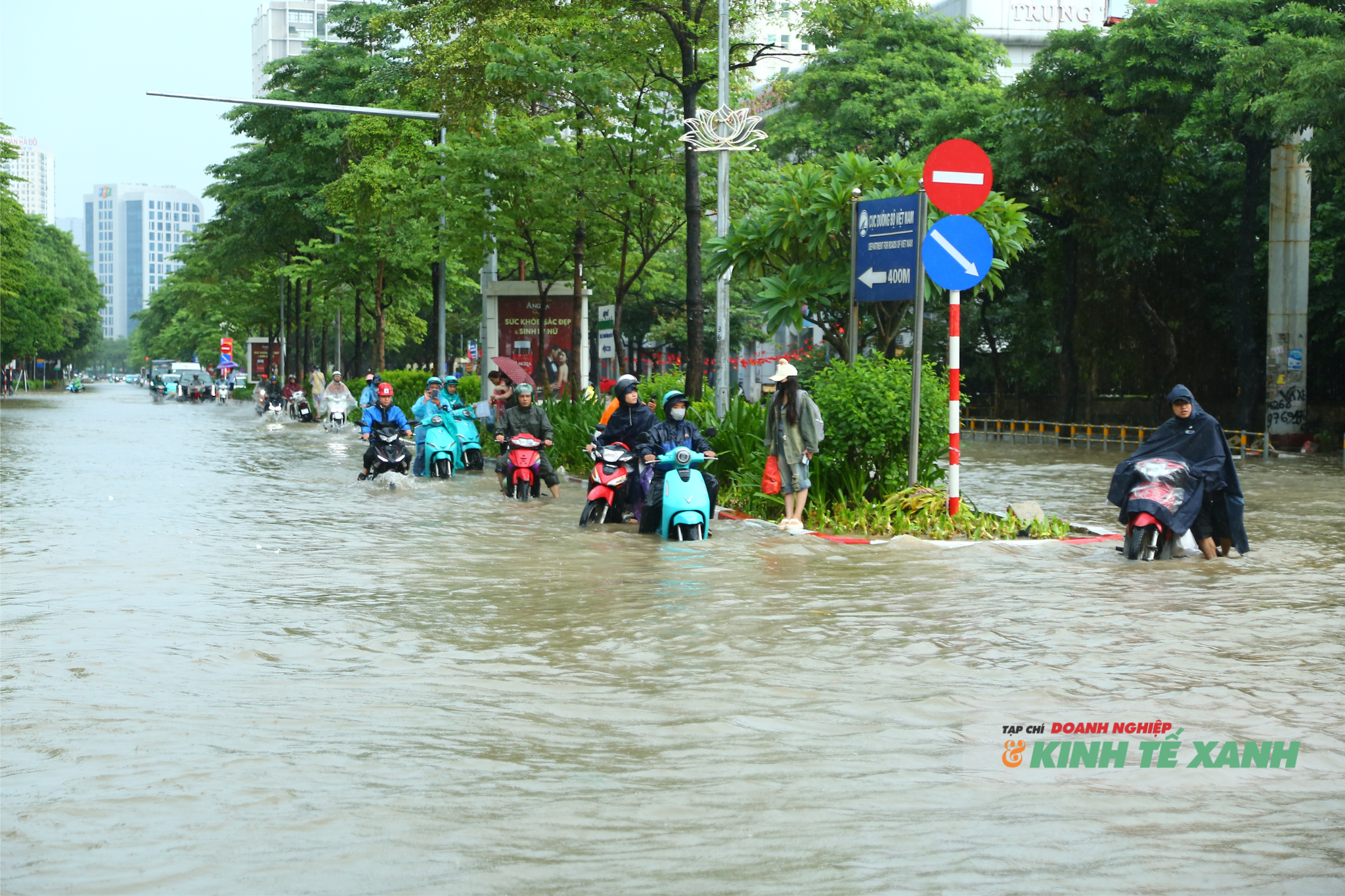 Nghề “cửu vạn thời mưa bão”, kiếm tiền triệu/ngày tại Hà Nội 9 3-1759819277.png