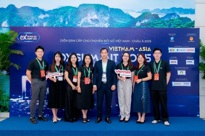 Viettel Software vinh danh tại Giải thưởng Chuyển đổi số Việt Nam ở Hà Nội 3 Đội ngũ nhân sự Viettel Software tại một sự kiện. Ảnh: Viettel