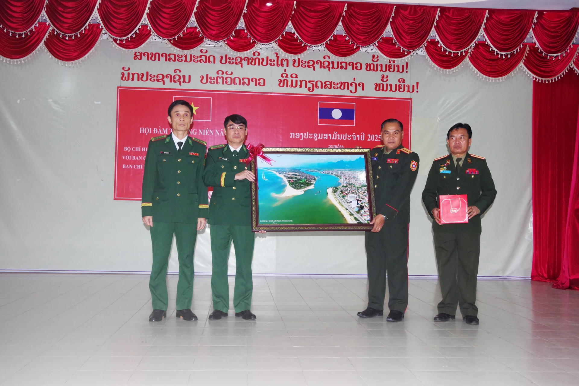 Nâng cao hiệu quả quản lý, bảo vệ biên giới giữa tỉnh Quảng Trị, TP. Huế và tỉnh Salavan 2 3.	Lãnh đạo Ban Chỉ huy BĐBP tỉnh Quảng Trị tặng quà lưu niệm cho đoàn công tác Bộ Chỉ huy Quân sự tỉnh Salavan - Ảnh: H.N