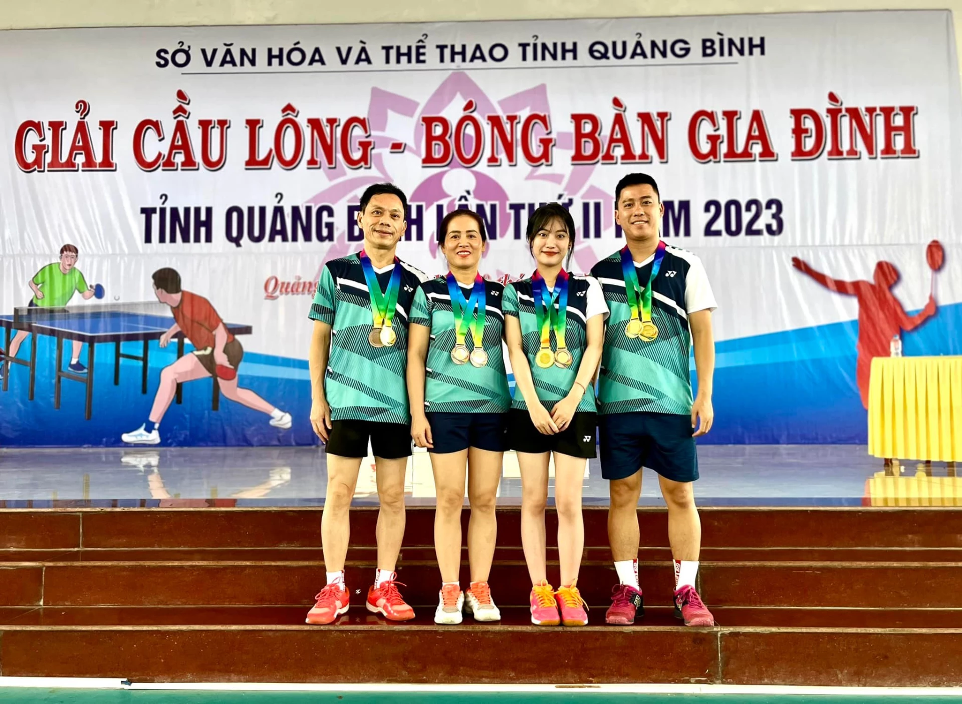 Gia đình cầu lông - Báo và phát thanh, truyền hình Quảng Trị 1 Các thành viên trong gia đình ông Đinh Minh Điều tham gia giải cầu lông-bóng bàn gia đình - Ảnh: X.V