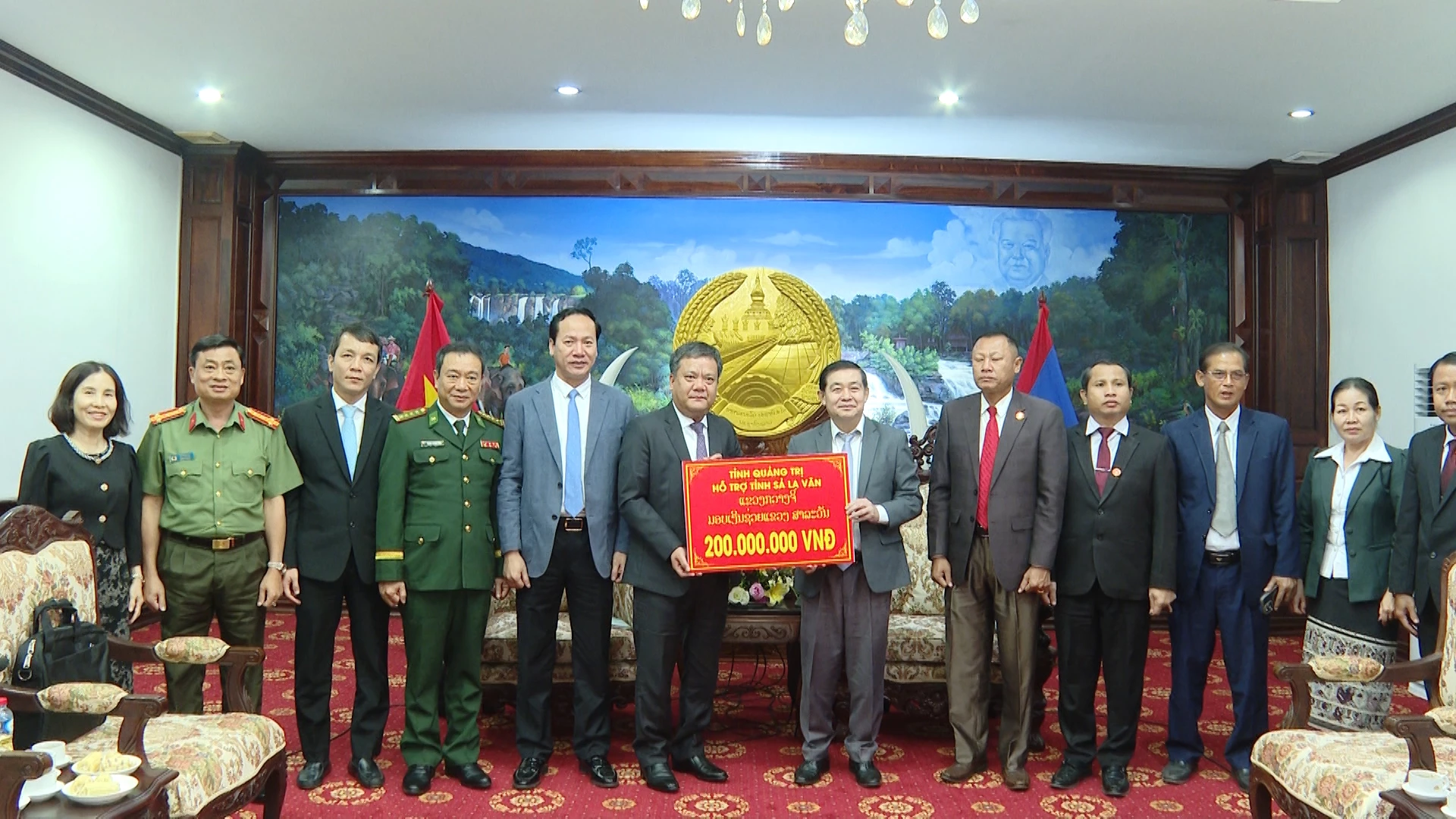 Đoàn đại biểu cấp cao tỉnh Quảng Trị chào xã giao lãnh đạo tỉnh Salavan 4 Đoàn đại biểu cấp cao trao 200 triệu đồng của tỉnh Quảng Trị hỗ trợ tỉnh Sả Lạ Văn thực hiện công tác an sinh xã hội - Ảnh: Đ.A