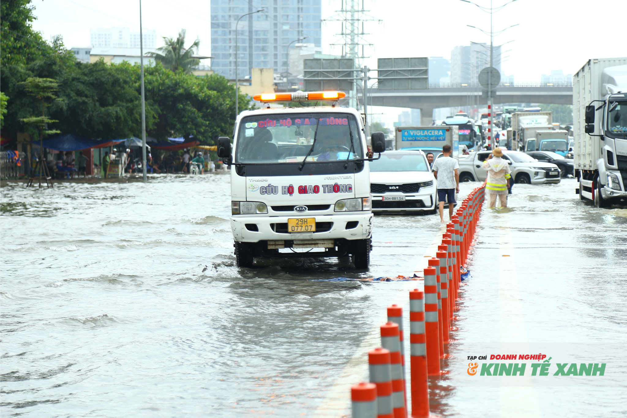 Nghề “cửu vạn thời mưa bão”, kiếm tiền triệu/ngày tại Hà Nội 10 8-1759819276.png