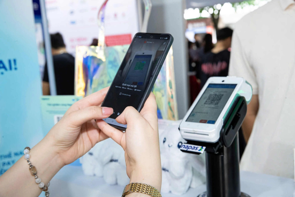 Thanh toán qua điện thoại di động tăng 25% mỗi năm - Báo và Phát thanh, Truyền hình Quảng Ngãi 1 Người tiêu dùng thanh toán bằng phương thức quét QR. Ảnh: Payoo