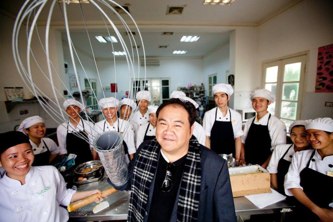 Jimmy Phạm, 53 tuổi, nhà sáng lập doanh nghiệp xã hội Koto và các học viên năm 2020. Ảnh: Koto