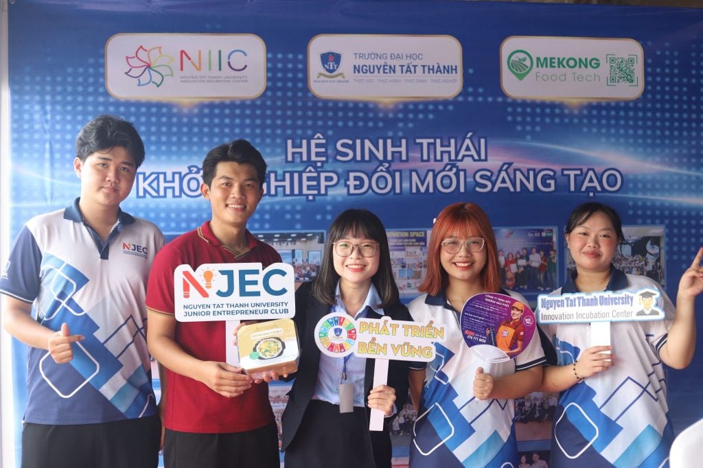 Chup anh luu niem tai gian hang khoi nghiep Truong DH Nguyen Tat Thanh