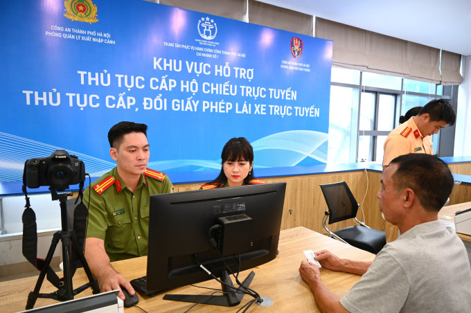 Hà Nội dẫn đầu cả nước về chuyển đổi số cấp địa phương 3 Người dân đến làm thủ tục hành chính tại Trung tâm phục vụ hành chính công Tp Hà Nội. Ảnh: Giang Huy