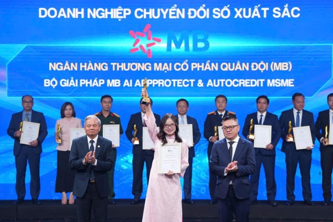 MBBank nhận giải 'Doanh nghiệp chuyển đổi số xuất sắc' 1 Đại diện MB nhận giải Doanh nghiệp chuyển đổi số xuất sắc. Ảnh: MB