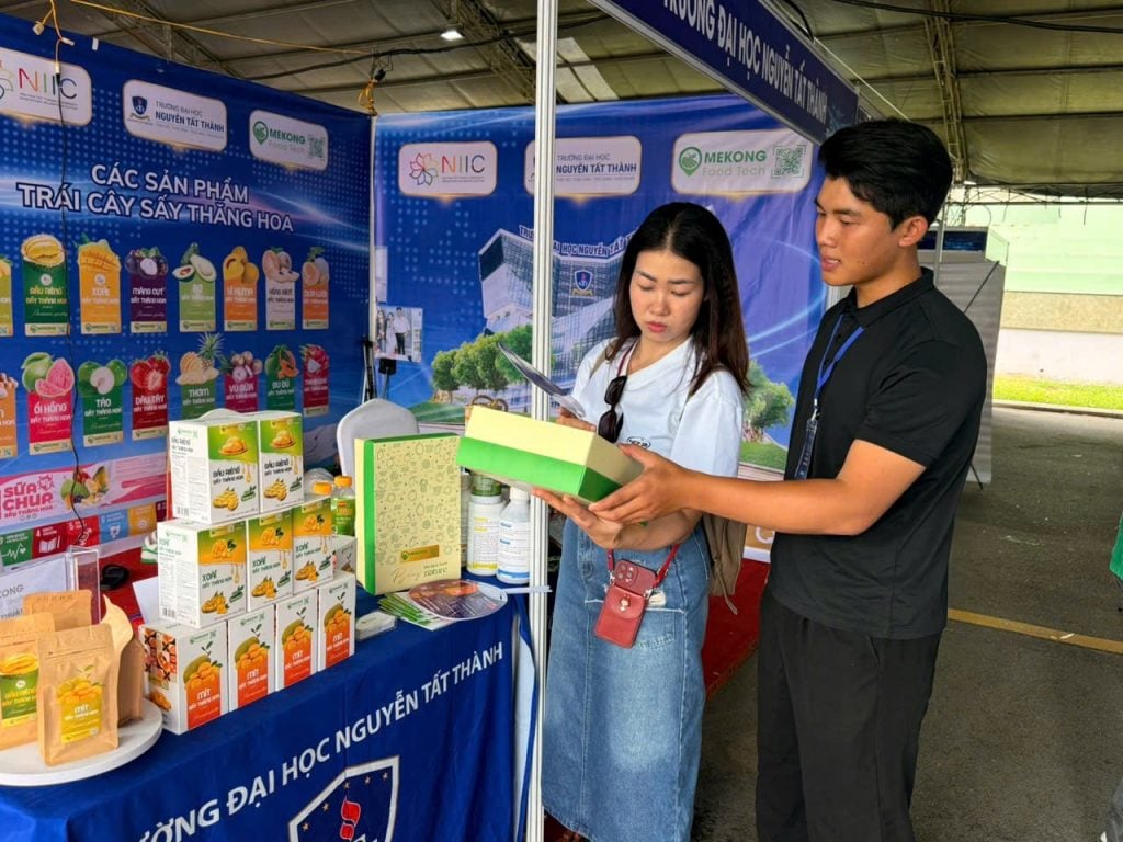 Sinh vien NTTU gioi thieu du an khoi nghiep doi moi sang tao