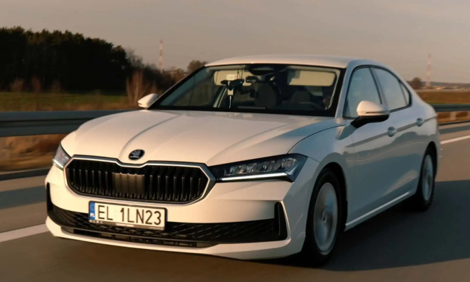Xe Skoda lập kỷ lục quãng đường hơn 2.800 km với một bình dầu 1 Mẫu Superb đạt kỷ lục 2.831 km với một bình dầu đổ đầy. Ảnh: Skoda