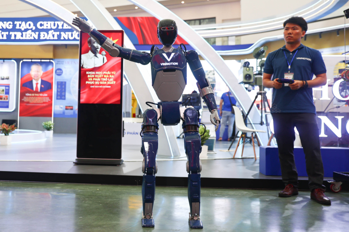 Văn hóa doanh nghiệp Việt Nam thay đổi nhờ AI và chuyển đổi số 2 Robot hình người VinMotion tại triển lãm thành tựu đất nước. Ảnh: Trần Quỳnh
