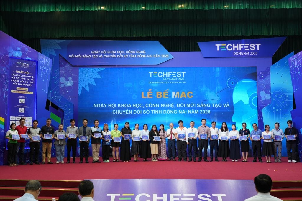Truong DH Nguyen Tat Thanh nhan Giay chung nhan dong hanh cung Techfest Dong Nai 2025 1
