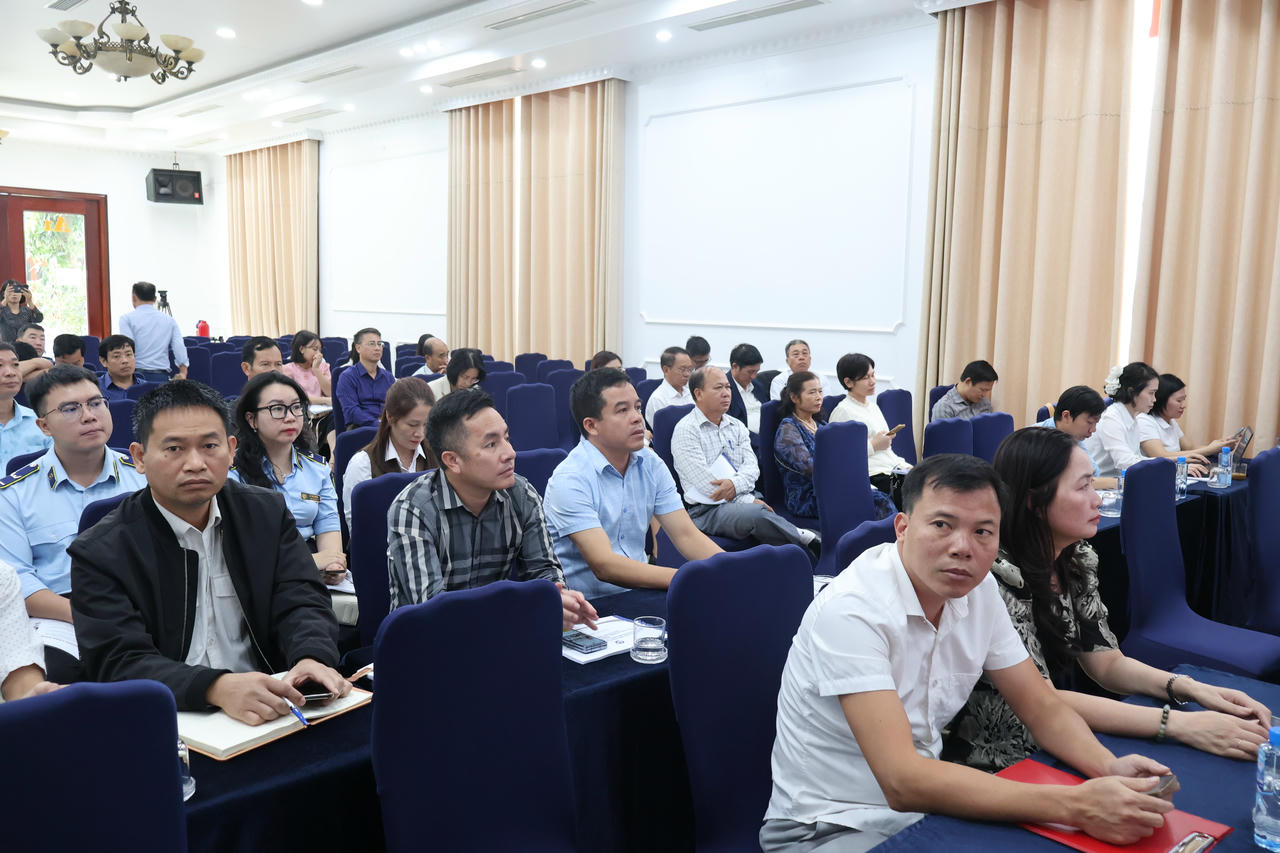 Nâng cao năng lực chuyển đổi số thông qua thương mại điện tử 1 Các đaị biểu tham dự Hội nghị