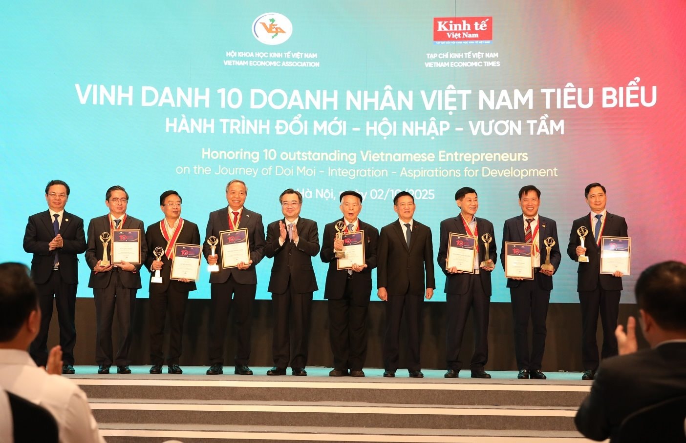 Chủ tịch CMC: Chúng tôi sẽ kiên định với hành trình Make in Vietnam – Go Global, để khi nhắc đến công nghệ toàn cầu, thế giới sẽ nghĩ đến Việt Nam- Ảnh 1.