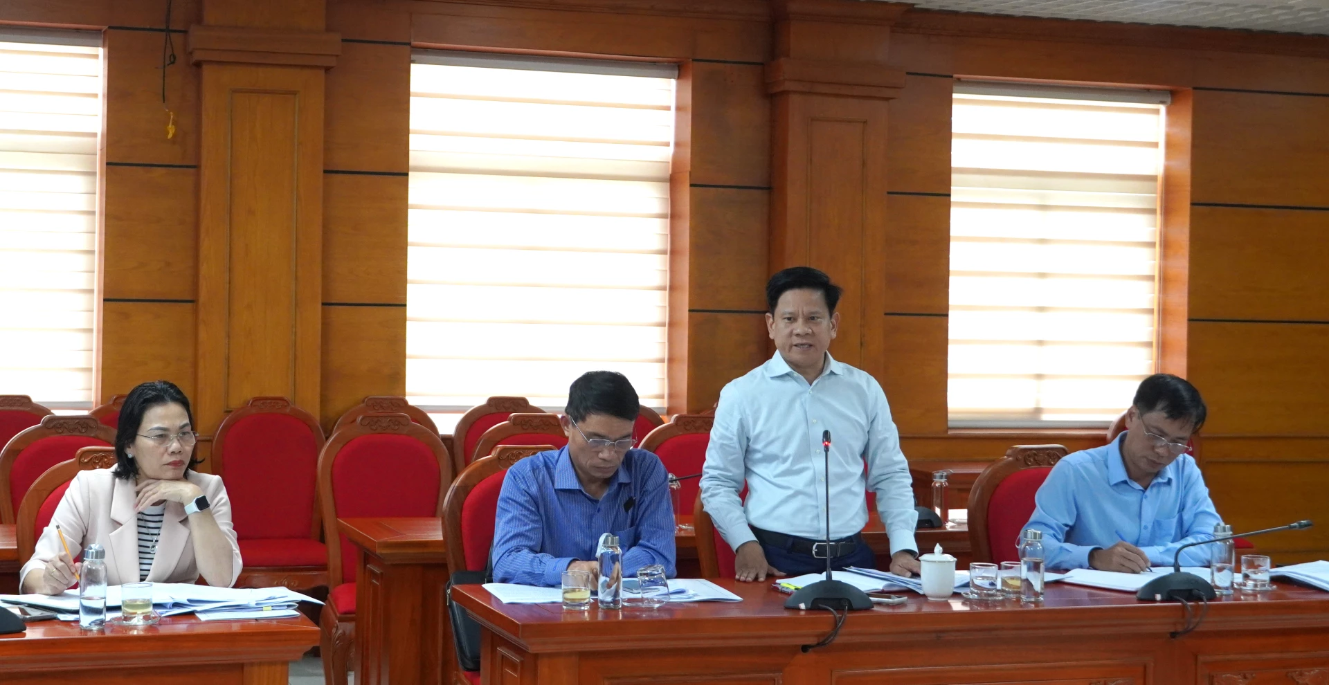 Đồng chí Lê Vĩnh Thế, Phó Chủ tịch HĐND tỉnh, phụ trách Ban Kinh tế-Ngân sách phát biểu kết luận. Ảnh: H.Tr.