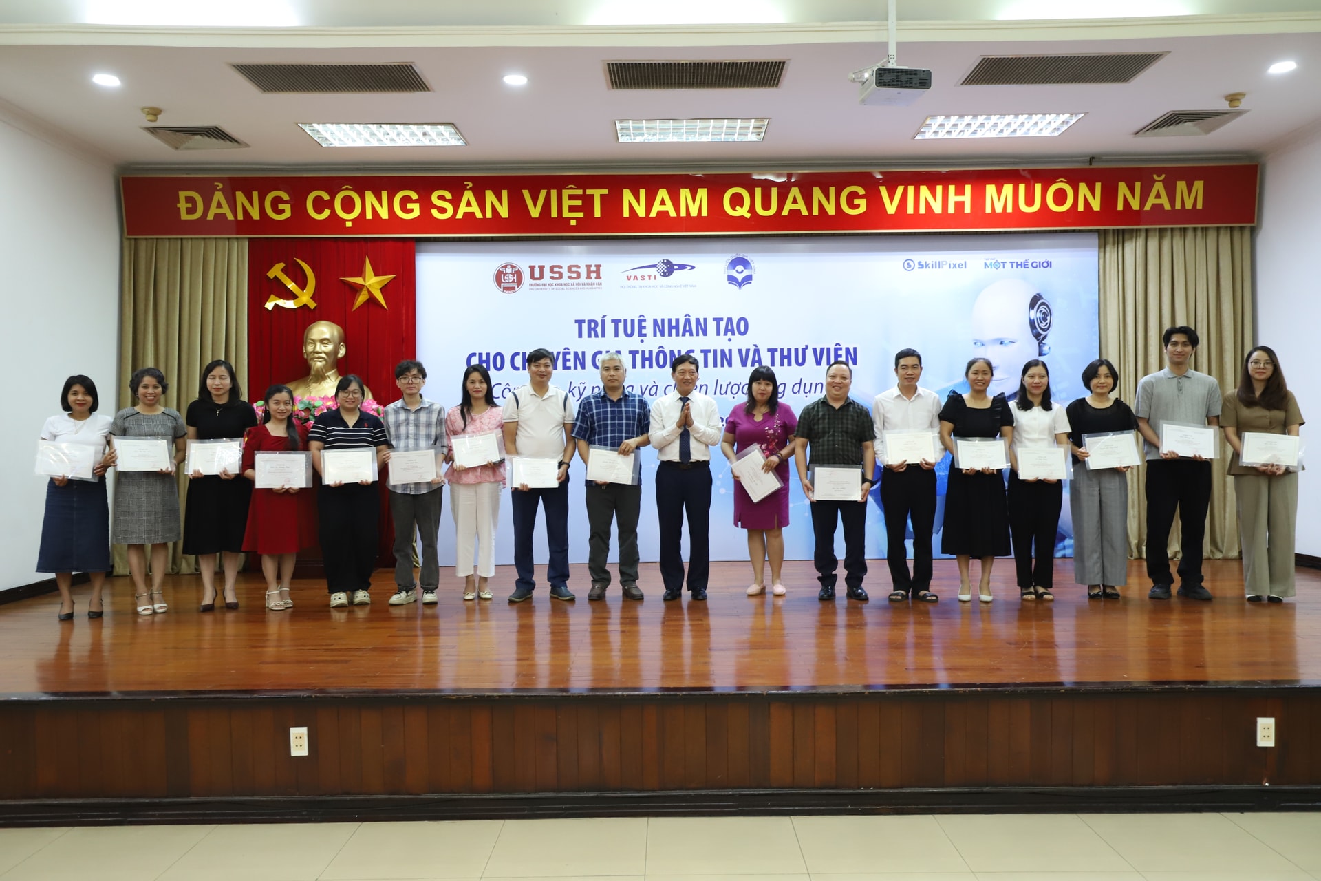 Bế mạc Khóa học AI cho chuyên gia thông tin và thư viện 17 bác Tùng